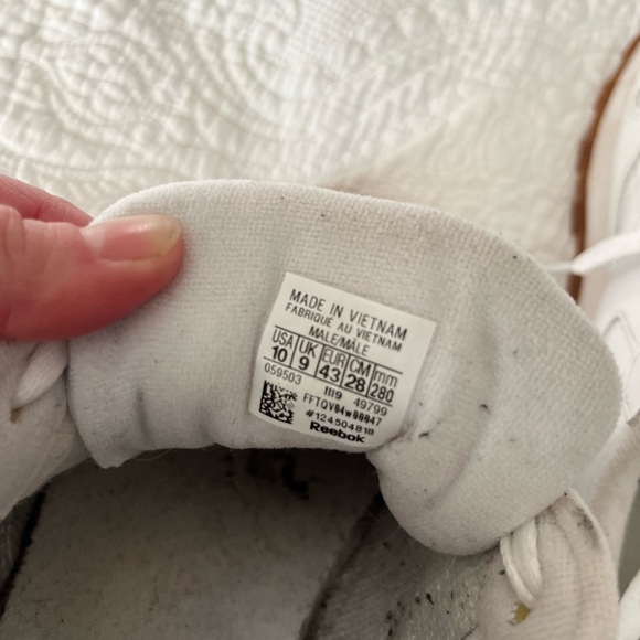 Men’s US10, Rebbok Classic - Picture 4 of 4